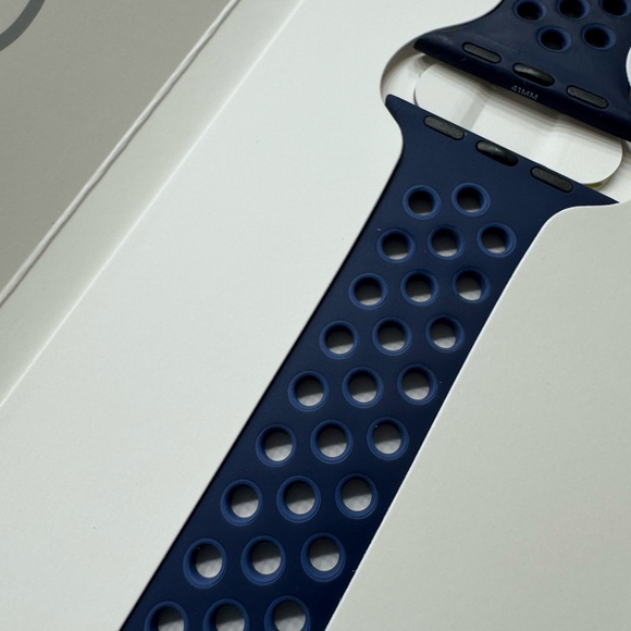 Nike Apple Watch Sport Band - Black and Midnight Blue. - Picture 5 of 9
